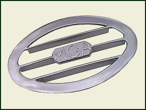 CHROMGRILL neben Motorhaube