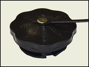ÖLEINFÜLLDECKEL, spätere Version in Kunststoff